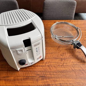 Der Korb liegt neben der DeLonghi F 28311