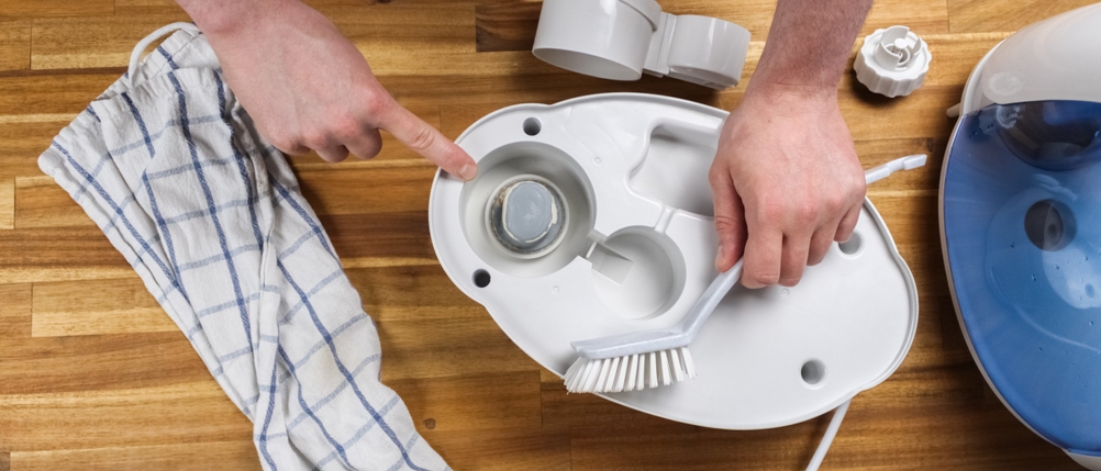 Aufnahme der Unterseite eines getesteten Luftbefeuchters während der Reinigung