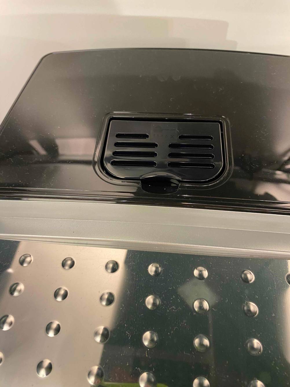 Nahaufnahme des Deckels eines getesteten De'Longhi-Kaffeevollautomat auf der Oberseite.