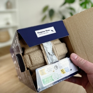 Kaffeemühlen im Test: Verpackung der De'Longhi-Kaffeemühle geöffnet.