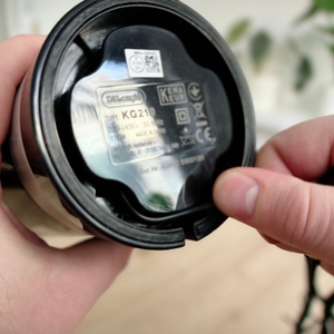 Kaffeemühlen im Test: Das Kabel einer De'Longhi KG210 wird aufgerollt.