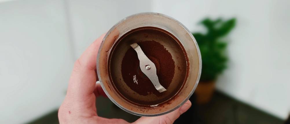 Kaffeemühlen im Test: in einer De'Longhi KG210 Kaffeemühle sind Pulverrückstände zu sehen.