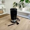 Kaffeemühlen im Test: Eine De'Longhi KG210 steht auf einem Tisch.