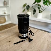 Kaffeemühlen im Test: Eine De'Longhi KG210 steht auf einem Tisch.