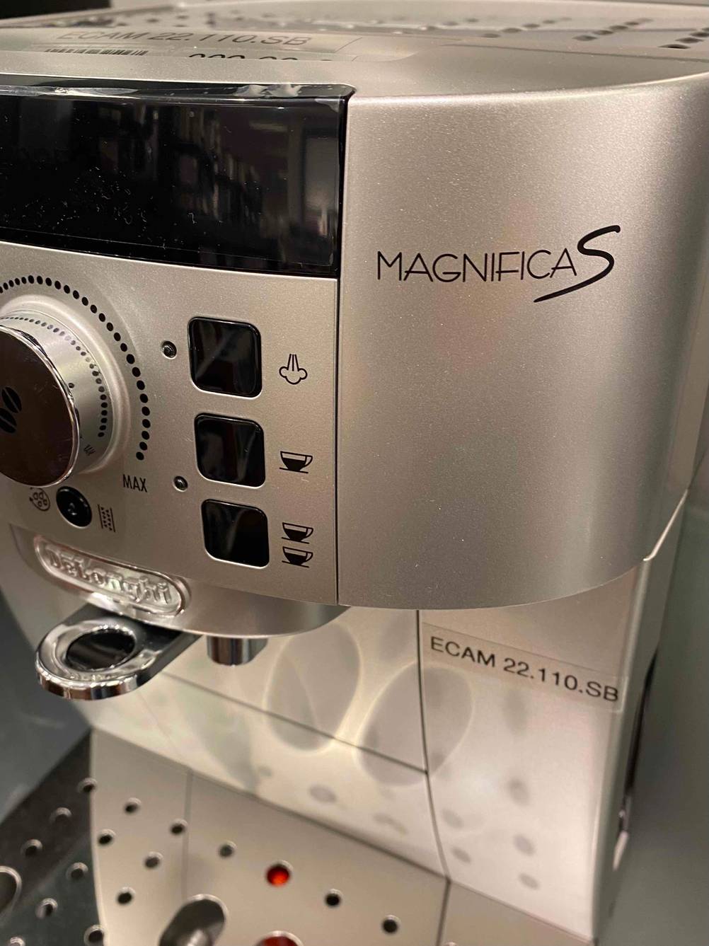 Nahaufnahme der Bedienelemente eines getesteten Kaffeevollautomaten.