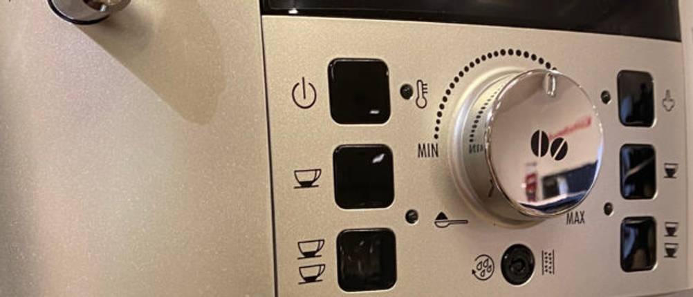 Espressomaschine getestet: Nahaufnahme der Bedienelemente eines Gerätes.