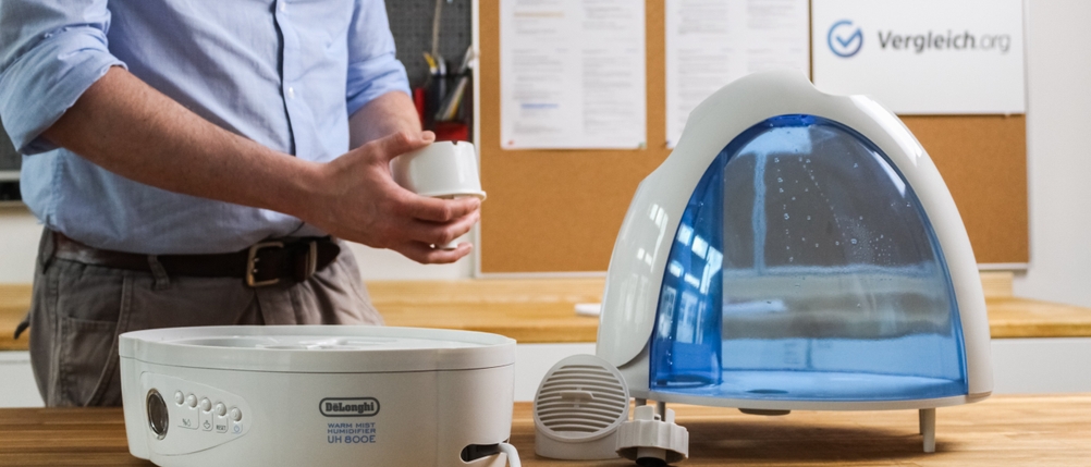 Eine Person testet einen Luftbefeuchter von DeLonghi und baut diesen auseinander.