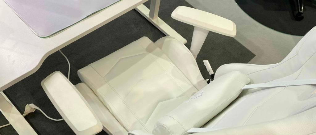 Der Gaming-Stuhl im Test steht vor einem Schreibtisch.