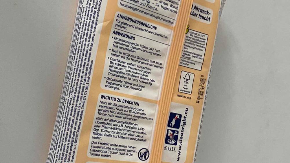 Feuchttücher-Test: eine Kunststoffverpackung mit Produktinformationen bedruckt.