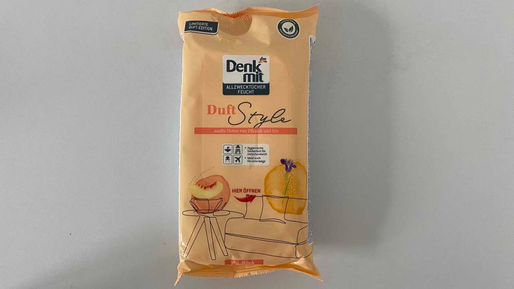 Im Test: Eine Originalverpackung mit Feuchttüchern liegt verschlossen auf einer weißen Fläche.