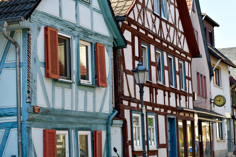 Alte Fachwerkhäuser, die aneinander gebaut wurden.