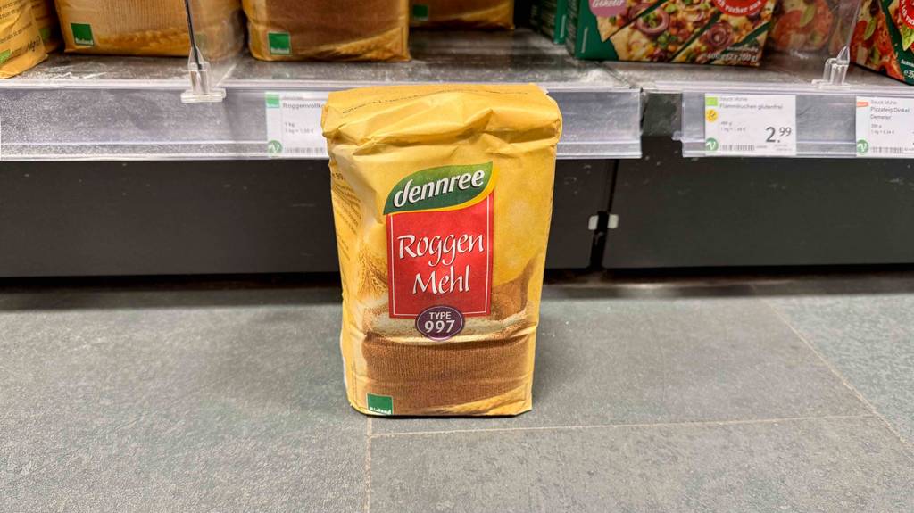 Im Test: Roggenmehl des Typs 997 steht in einer Verpackung vor einem Lebensmittelregal.