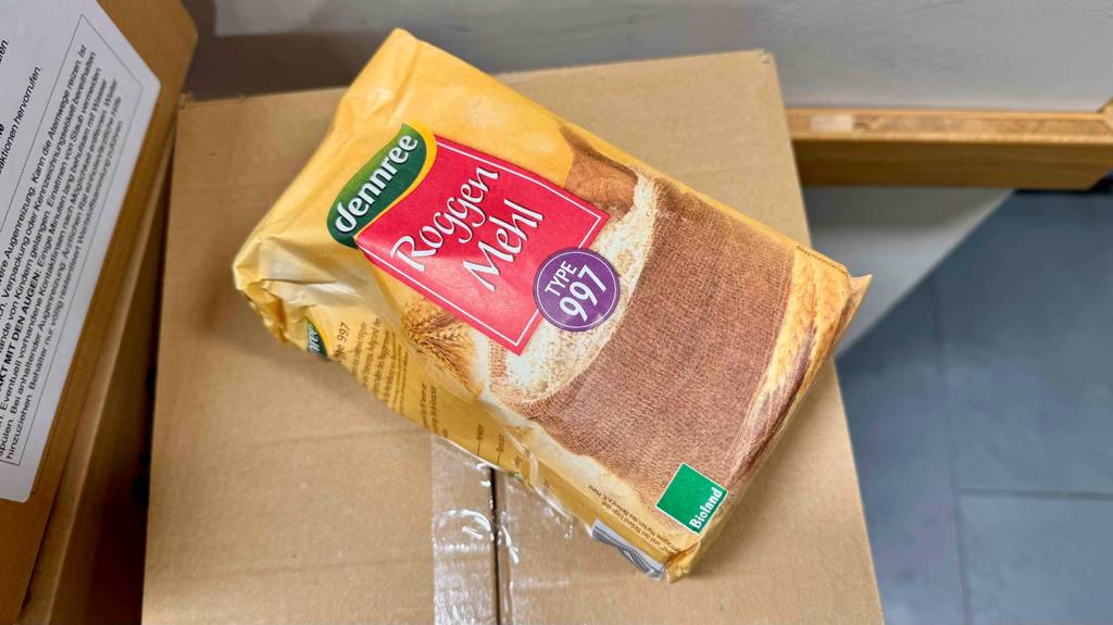 Getestet: Roggenmehl des Typs 997 liegt in der Verpackung von Bioland auf einem braunen Karton.