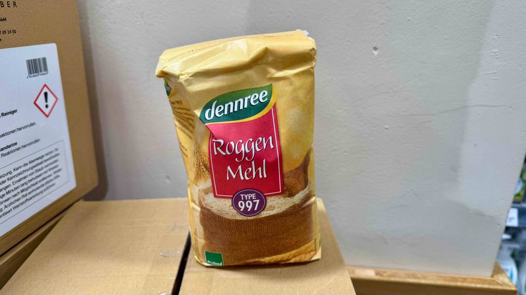 Getestetes Roggenmehl des Typs 997 steht in seiner Verpackung auf braunen Kartons.