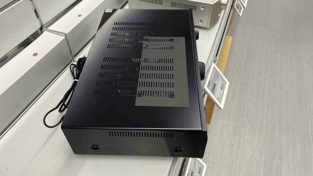 Im Test: Ein Vollverstärker von schräg oben auf einem Verkaufsregal sehend.