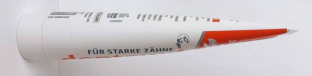 Die Tube mit der getesteten remineralisierenden Zahncreme befindet sich vor einem weißen Hintergrund.