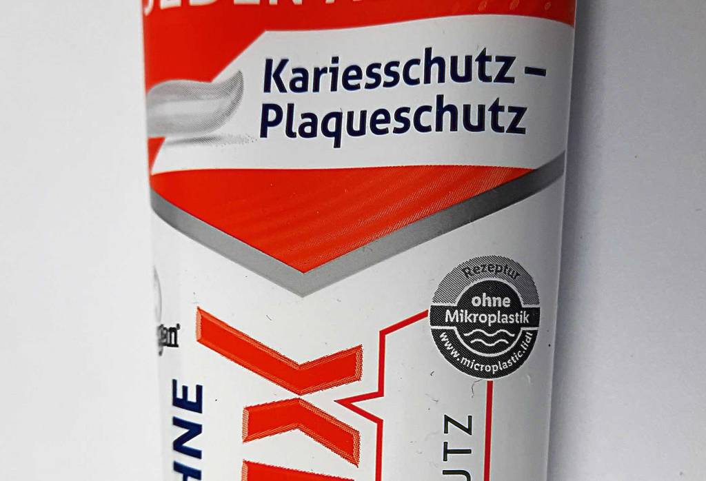 Im Test: eine Tube mit remineralisierender Zahncreme für Kariesschutz und Plaqueschutz.