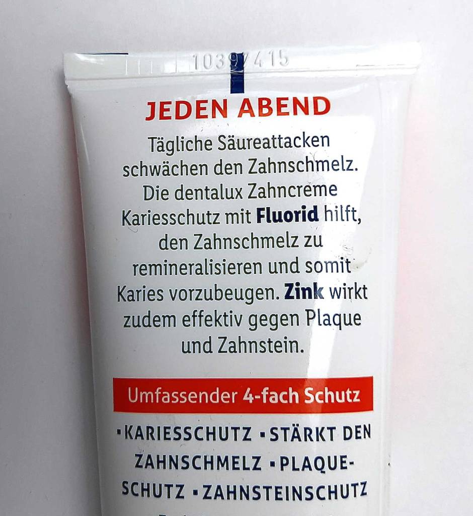Detailansicht der Prosduktbeschreibung auf der Tube, die die getestete remineralisierende Zahncreme enthält.