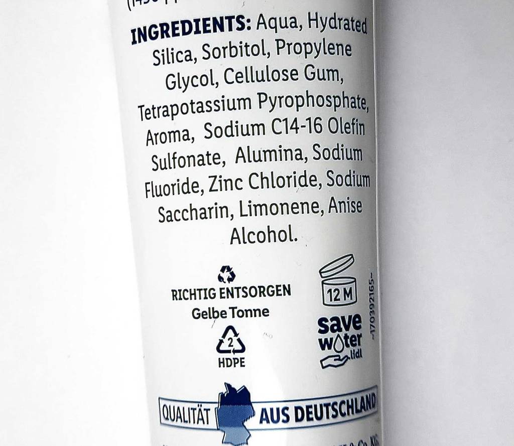 Nahaufnahme einer Tube mit getesteter remineralisierenden Zahncreme, im Fokus stehen die gedruckten Inhaltsstoffe.