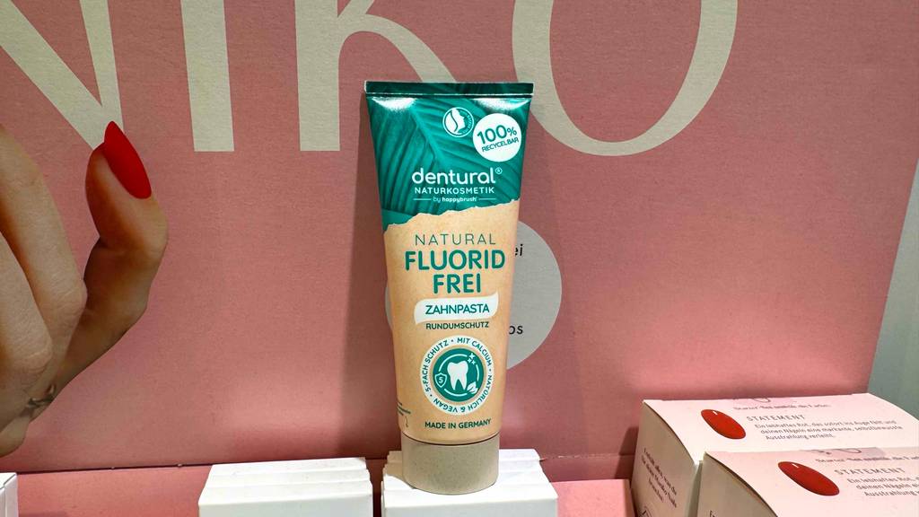 Eine Tube mit getesteter Zahnpasta ohne Fluorid steht im kosmetischen Bereich eines Drogeriemarktes.