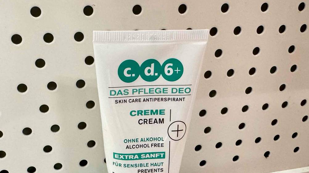 Deo ohne Alkohol im Test: Nahaufnahme der Tube mit Logo und Artikelbezeichnung.