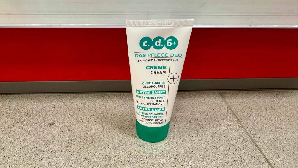 Deo ohne Alkohol im Test: Eine Tube auf einem Boden stehend.