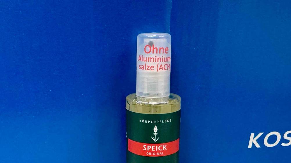 Deo ohne Aluminium im Test: Nahaufnahme des Sprühkopfes mit Deckel.