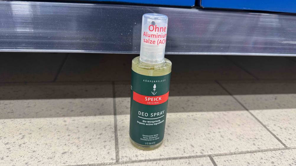 Deo ohne Aluminium getestet: Eine Flasche vor einem Regal auf dem Boden.