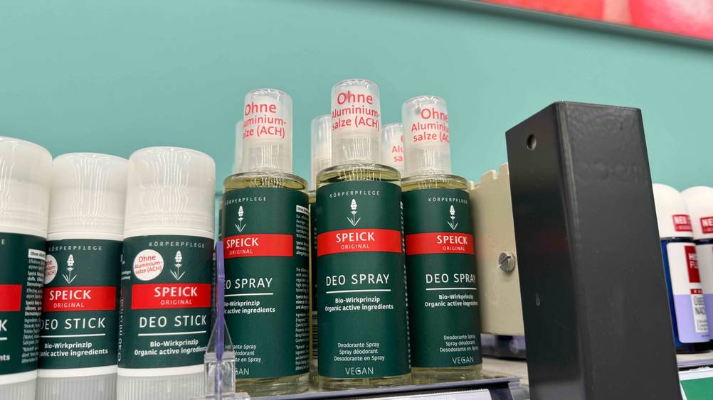 Mehrere Flaschen des getesteten Deo ohne Aluminium auf einem Verkaufsregal.