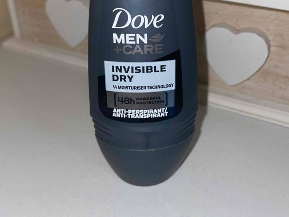 Nahaufnahme des Labels auf der Vorderseite der Verpackung des getesteten Deo-Rollers für Herren.