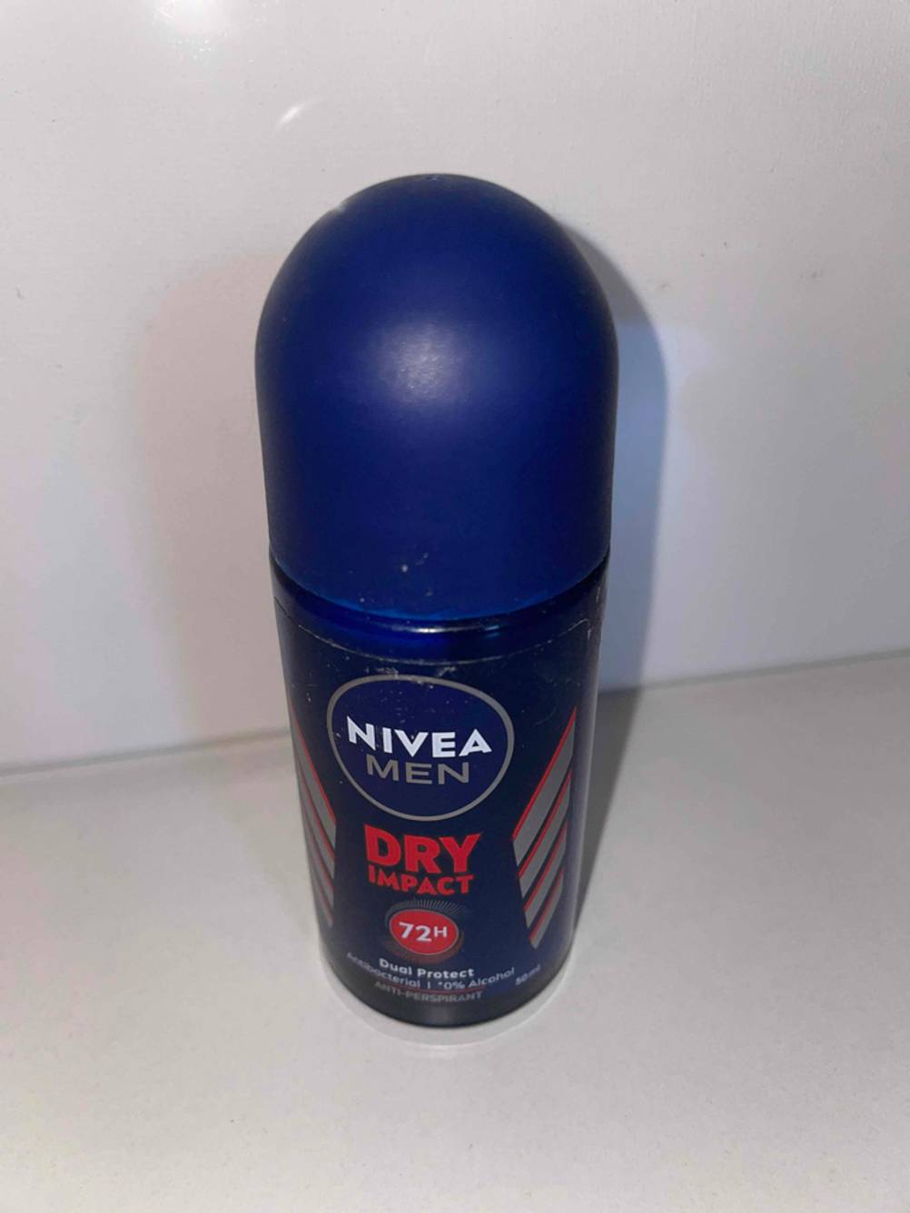 Deo-Roller Herren getestet: Ein Roller auf einer hellen Fläche.