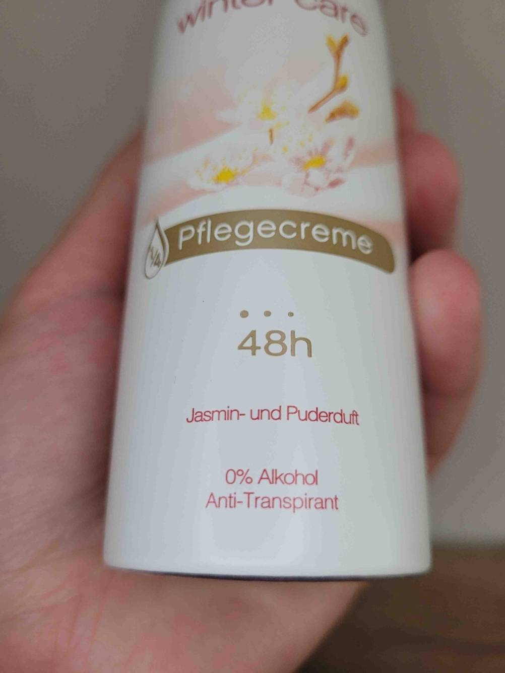 Im Test: Nahaufnahme der Informaitonen auf dem unteren Teil einer Dose Deo.