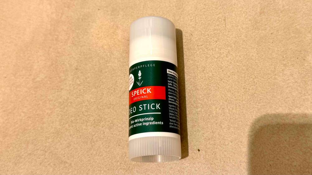 Deo-Stick getestet: Ein Stick leicht seitlich auf einer hellen Fläche liegend.