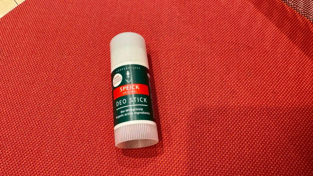 Ein getesteter Deo-Stick auf einer roten Fläche liegend.