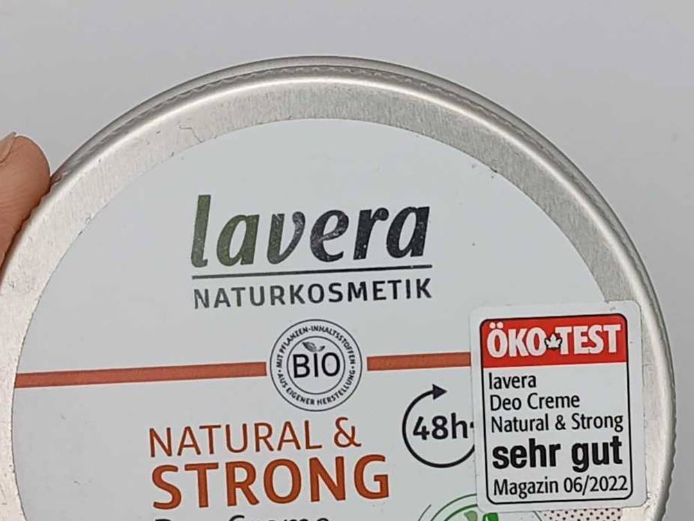 Nahaufnahme des Logos auf der Vorderseite der Dose der getesteten Deocreme.