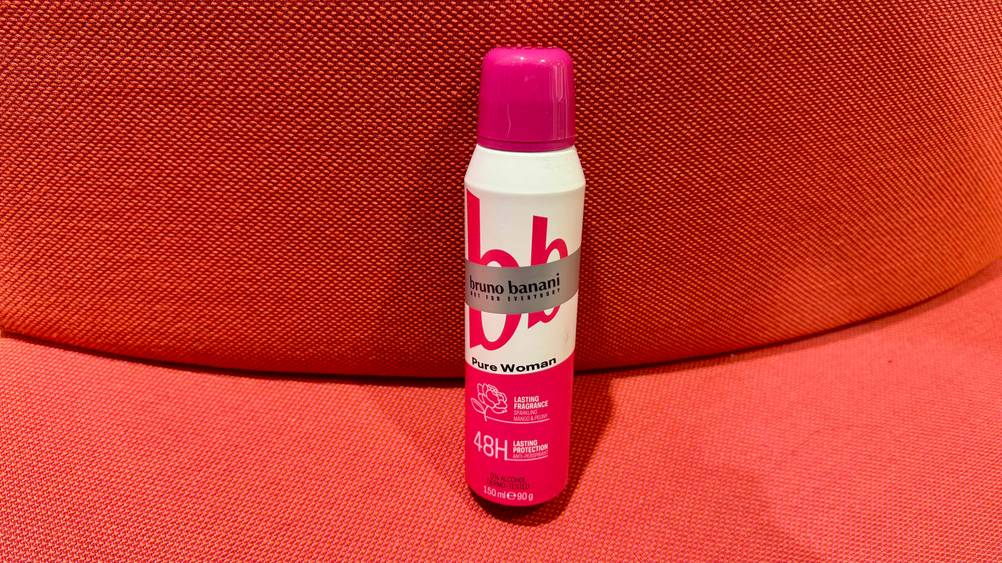 Deospray Damen im Test: Eine Dose steht auf einem roten Polster.