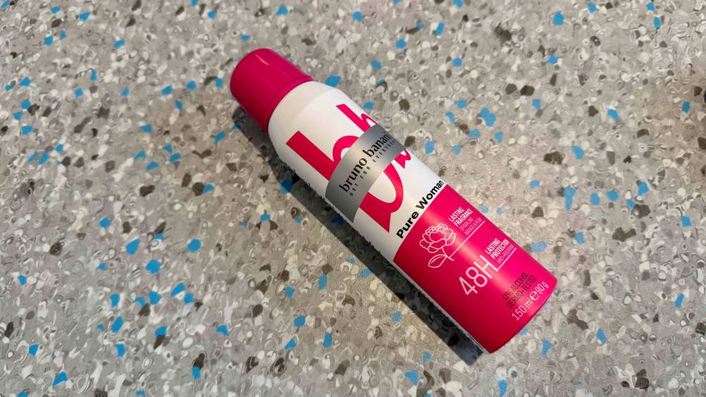 Auf dem Boden liegt ein getestetes Deospray für Damen.