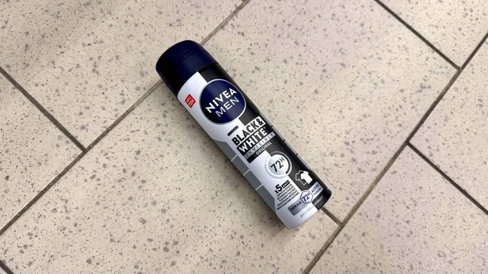 Eine Dose des Deospray Herren im Test von oben auf einem Fließenboden.