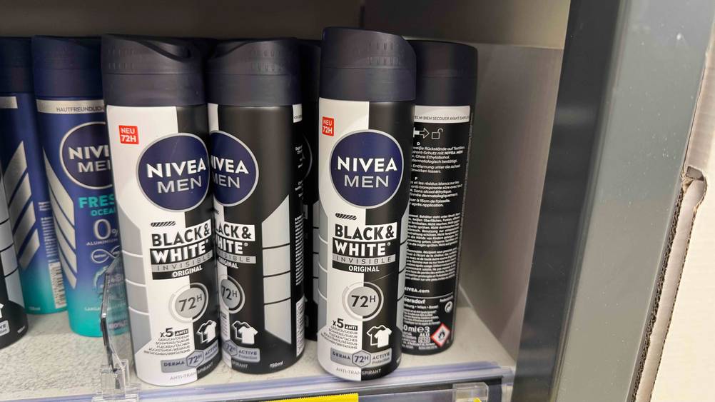 Deospray Herren im Test: Mehrere Dosen in einem Verkaufsregal.