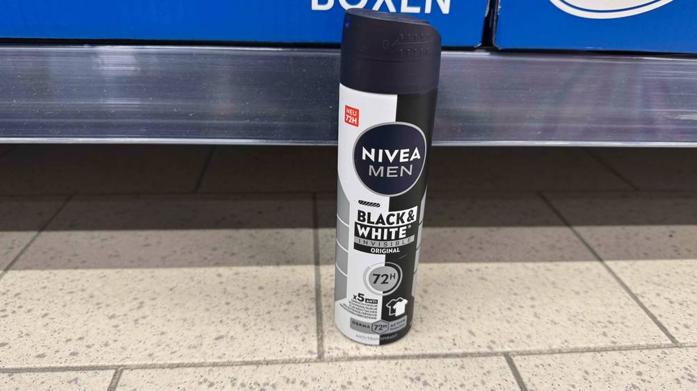 Ein getestetes Deospray Herren vor einem Regal auf dem Boden stehend.