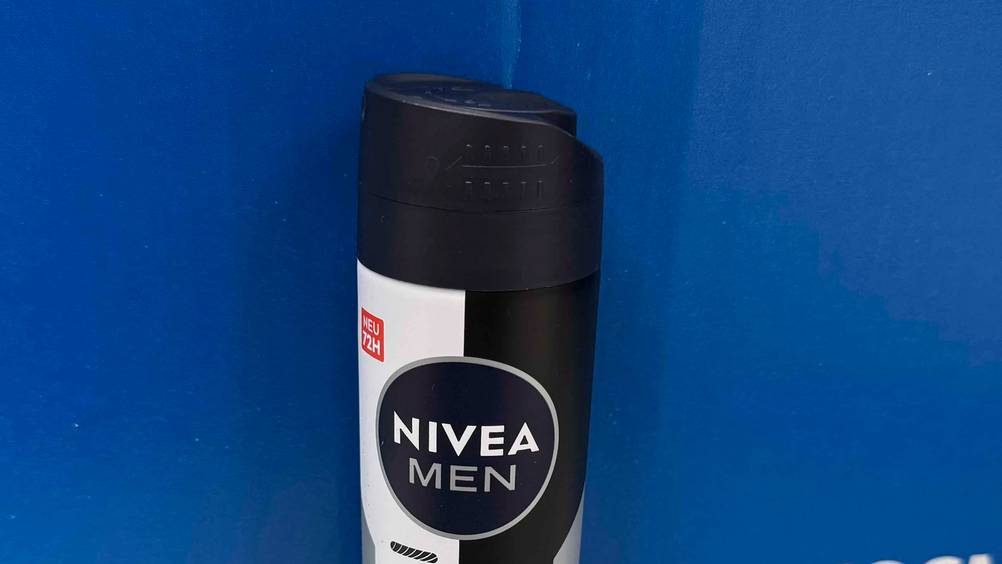 Deospray Herren getestet: Nahaufnahme des Sprühkopfes vor blauem Hintergrund.