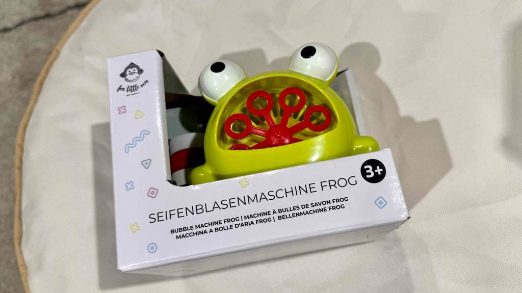 Nahansicht einer getesteten Seifenblasenmaschine für Kinder in offener Verpackung.