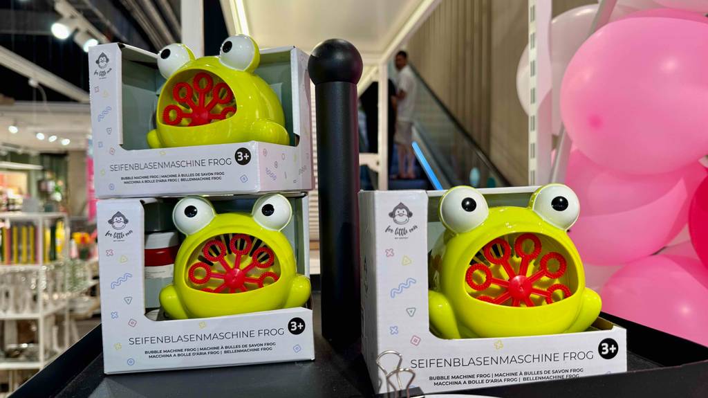 Im Test: Mehrere Seifenblasenmaschinen für Kinder in halboffener Kartonverpackung stehen auf einem Regal.
