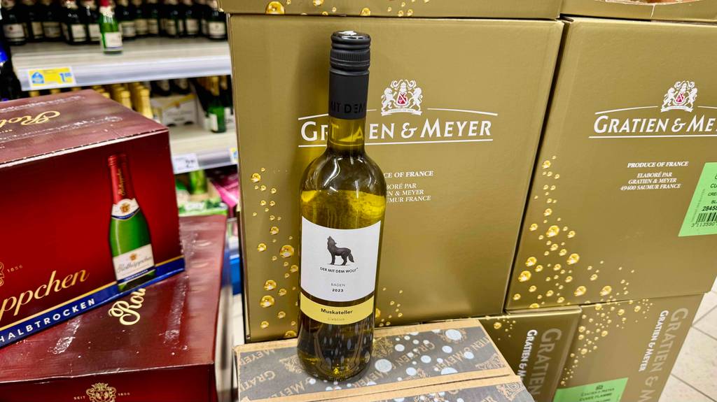 Im Test: Eine Flasche Muskateller steht vor Getränkekartons.