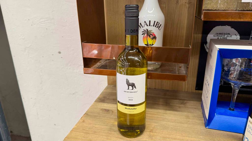 Eine Flasche getesteter Muskateller steht vor Spirituosen.