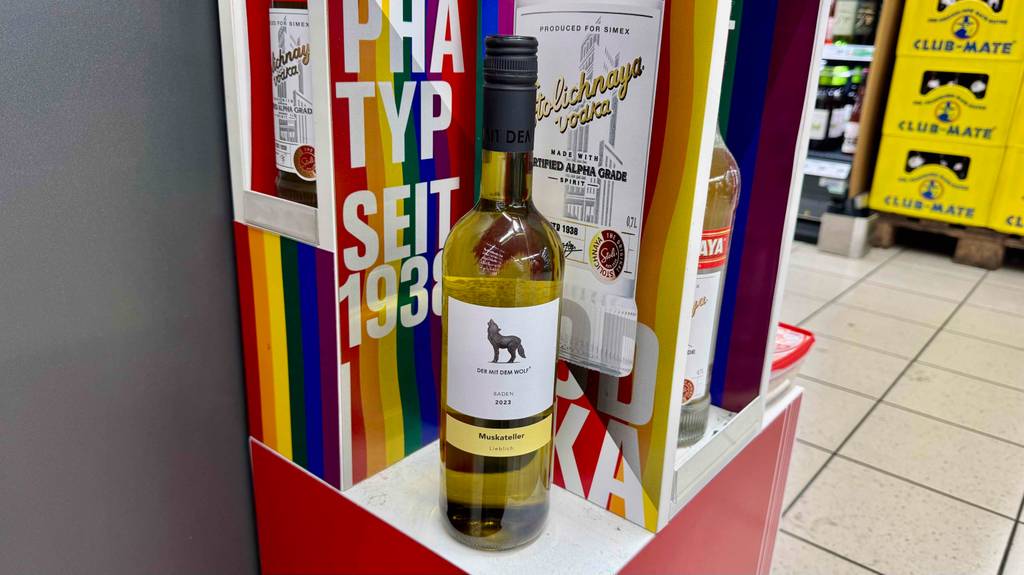 Im Test: Eine Flasche Muskateller steht in einem bunten Pappregal.