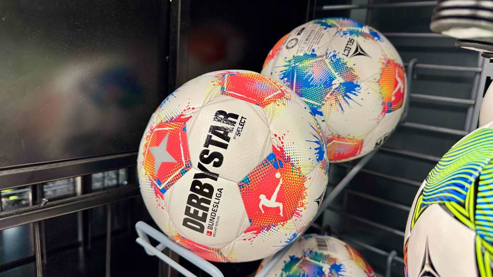 Mehrere Derbystar-Fußbälle im Test in einem Ständer.