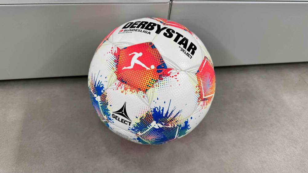 Getestet: Der Derbystar-Fußball auf einem grauen Boden.