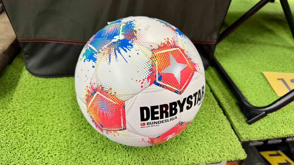 Derbystar-Fußball im Test: Der Ball auf einem Kunstrasen.
