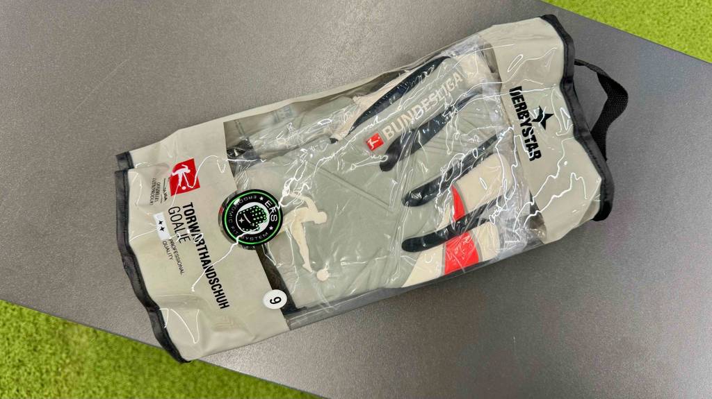 Im Test: Ein Paar verpackte Torwarthandschuhe von oben betrachtet.